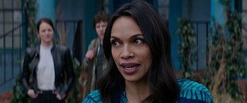 Movie still from “Zombieland: Double Tap” (2019), directed by Ruben Fleischer – A woman that is looking into the camera; Close Up shot, Over the shoulder angle