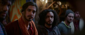 Movie still from “Zombieland: Double Tap” (2019), directed by Ruben Fleischer – Two men are posing for a picture; Close Up shot, Over the shoulder angle