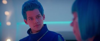 Movie still from “Zombies 3” (2022), directed by Paul Hoen – A young man with blue hair is looking into the distance; Close Up shot, Over the shoulder angle