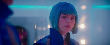 Movie still from “Zombies 3” (2022), directed by Paul Hoen – A woman with blue hair is standing in a room; Close Up shot, Low angle