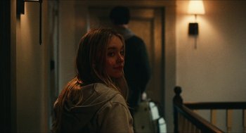 Movie still from “Euphoria” (2019), created by Sam Levinson – A woman standing in front of an elevator; Close Up shot, Over the shoulder angle