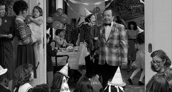 Movie still from “Broadway Danny Rose” (1984), directed by Woody Allen – A man and a woman are standing next to each other in front of balloons; Medium shot, High angle