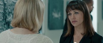 Movie still from “Celeste & Jesse Forever” (2012), directed by Lee Toland Krieger – Two women are looking at each other in a mirror; Close Up shot, Over the shoulder angle