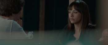Movie still from “Celeste & Jesse Forever” (2012), directed by Lee Toland Krieger – A woman sitting at a table in front of a window; Close Up shot, Over the shoulder angle