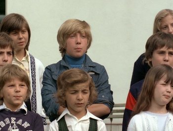 Movie still from “Cousin cousine” (1975), directed by Jean-Charles Tacchella – A group of young people standing next to each other; Medium shot, High angle