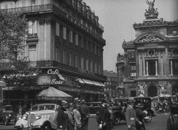 Movie still from “Dodsworth” (1936), directed by William Wyler – A black and white photo of a busy city street; Extreme Wide shot, Low angle