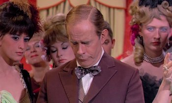 Movie still from “Frankie and Johnny” (1966), directed by Frederick De Cordova – A man wearing a suit and bow tie in front of a crowd; Close Up shot, Over the shoulder angle