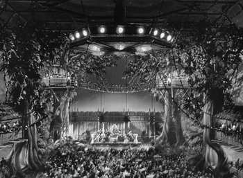 Movie still from “Mighty Joe Young” (1949), directed by Ernest B. Schoedsack – An audience is sitting in the middle of an outdoor stage; Extreme Wide shot, High angle