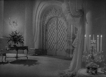 Movie still from “The Merry Widow” (1934), directed by Ernst Lubitsch – A black and white photo of a room; Wide shot, High angle