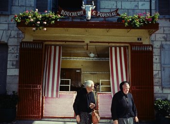 Movie still from “Ô saisons ô chateaux” (1958), directed by Agnès Varda – Two older women walking in front of a building; Wide shot, Low angle