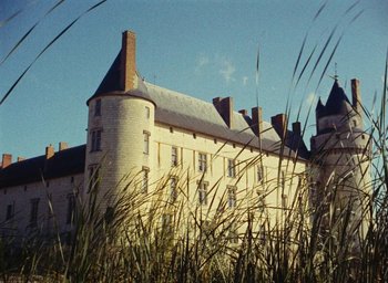 Movie still from “Ô saisons ô chateaux” (1958), directed by Agnès Varda – A large building that has many windows on it's side; Extreme Wide shot, Low angle