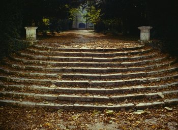 Movie still from “Ô saisons ô chateaux” (1958), directed by Agnès Varda – A set of steps leading up to an entrance way; Extreme Wide shot, High angle