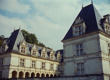 Movie still from “Ô saisons ô chateaux” (1958), directed by Agnès Varda – A large building with many windows on a cloudy day; Extreme Wide shot, High angle