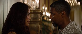 Movie still from “2 Guns” (2013), directed by Baltasar Kormákur – A man and a woman face to face in front of a chandelier; Close Up shot, Over the shoulder angle