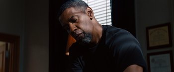 Movie still from “2 Guns” (2013), directed by Baltasar Kormákur – A person wearing a black shirt; Close Up shot, Low angle