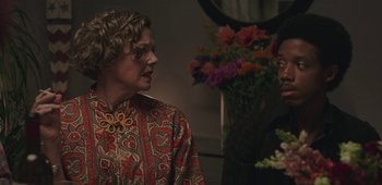 Movie still from “20th Century Women” (2016), directed by Mike Mills – Two women standing next to each other in front of a mirror; Close Up shot, Over the shoulder angle