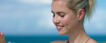 Movie still from “47 Meters Down” (2017), directed by Johannes Roberts – A woman's face with a blue sky in the background; Close Up shot, Low angle