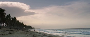 Movie still from “47 Meters Down” (2017), directed by Johannes Roberts – People are standing on the beach near the water; Extreme Wide shot, Low angle