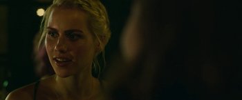 Movie still from “47 Meters Down” (2017), directed by Johannes Roberts – A woman with blonde hair is looking at the camera; Close Up shot, Over the shoulder angle