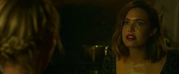 Movie still from “47 Meters Down” (2017), directed by Johannes Roberts – A woman sitting in front of another woman in a dark room; Close Up shot, Over the shoulder angle