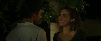 Movie still from “47 Meters Down” (2017), directed by Johannes Roberts – A man and a woman smiling at each other in front of a tree; Close Up shot, Over the shoulder angle