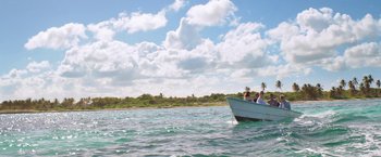 Movie still from “47 Meters Down” (2017), directed by Johannes Roberts – A group of people in a boat on a body of water; Extreme Wide shot, Low angle