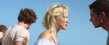 Movie still from “47 Meters Down” (2017), directed by Johannes Roberts – A woman with blonde hair is standing in the sun; Close Up shot, Low angle