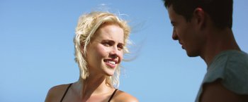 Movie still from “47 Meters Down” (2017), directed by Johannes Roberts – A man and a woman talking to each other; Close Up shot, Over the shoulder angle