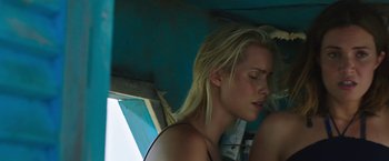 Movie still from “47 Meters Down” (2017), directed by Johannes Roberts – A woman with long blonde hair is looking at the camera; Close Up shot, Overhead angle