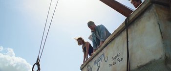 Movie still from “47 Meters Down” (2017), directed by Johannes Roberts – A man and a woman standing on top of a building; Wide shot, Low angle