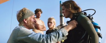 Movie still from “47 Meters Down” (2017), directed by Johannes Roberts – A group of people standing next to each other on a street; Close Up shot, Low angle