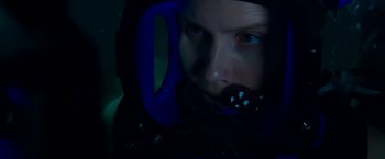Movie still from “47 Meters Down” (2017), directed by Johannes Roberts – A person in a blue suit and a black mask; Close Up shot, Over the shoulder angle