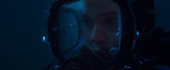Movie still from “47 Meters Down” (2017), directed by Johannes Roberts – A person in a scuba diving mask looking into a mirror; Close Up shot, Overhead angle