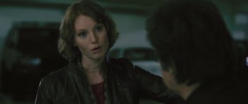 Movie still from “88 Minutes” (2007), directed by Jon Avnet – A woman in a leather jacket talking to a man; Close Up shot, Over the shoulder angle