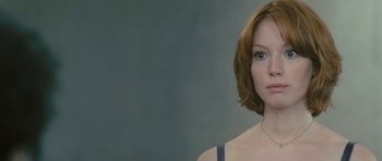 Movie still from “88 Minutes” (2007), directed by Jon Avnet – A person with short brown hair; Close Up shot, Over the shoulder angle