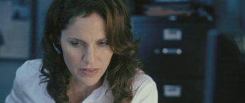 Movie still from “88 Minutes” (2007), directed by Jon Avnet – A person sitting in front of a window; Close Up shot, Over the shoulder angle