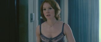 Movie still from “88 Minutes” (2007), directed by Jon Avnet – A woman with short red hair wearing a blue and white dress; Medium shot, Over the shoulder angle