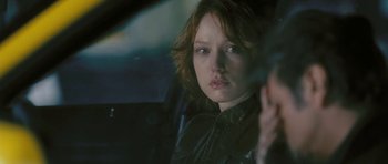 Movie still from “88 Minutes” (2007), directed by Jon Avnet – A woman sitting in the back seat of a car; Close Up shot, Over the shoulder angle