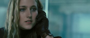 Movie still from “88 Minutes” (2007), directed by Jon Avnet – A person wearing a leather glove; Close Up shot, Low angle