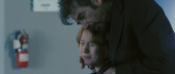 Movie still from “88 Minutes” (2007), directed by Jon Avnet – A man and a woman are hugging in a room; Close Up shot, Over the shoulder angle
