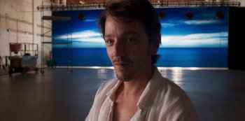 Movie still from “A Rainy Day in New York” (2019), directed by Woody Allen – A person wearing a white shirt; Close Up shot, Low angle