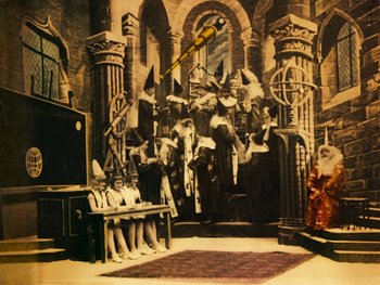 Movie still from “A Trip to the Moon” (1902), directed by Georges Méliès – A room with a lot of statues on the wall; Extreme Wide shot, High angle