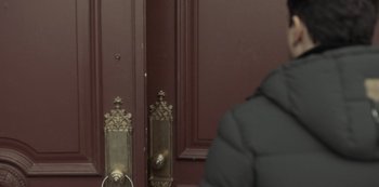 Movie still from “Fargo” (2014), created by Noah Hawley – A person standing in front of a door; Close Up shot, Over the shoulder angle