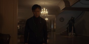 Movie still from “Fargo” (2014), created by Noah Hawley – A man in a black shirt is standing in a room; Medium shot, Low angle