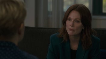 Movie still from “After the Wedding” (2019), directed by Bart Freundlich – A woman sitting on a couch in front of a man; Close Up shot, Over the shoulder angle