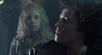 Movie still from “Aliens” (1986), directed by James Cameron – A man and a girl are looking into the distance; Close Up shot, Over the shoulder angle