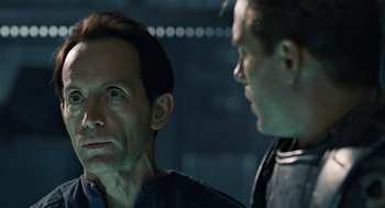 Movie still from “Aliens” (1986), directed by James Cameron – A man and a man standing next to each other; Close Up shot, Over the shoulder angle