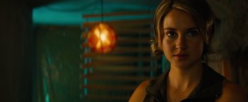 Movie still from “Allegiant” (2016), directed by Robert Schwentke – A person wearing a black shirt; Close Up shot, Low angle