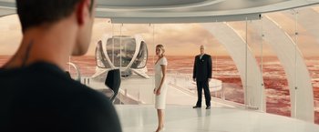 Movie still from “Allegiant” (2016), directed by Robert Schwentke – A man and a woman standing in front of a building; Wide shot, Over the shoulder angle