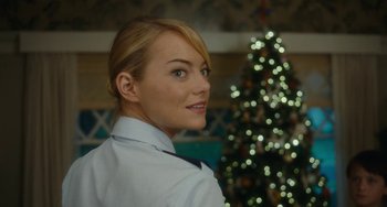 Movie still from “Aloha” (2015), directed by Cameron Crowe – A woman in front of a christmas tree; Close Up shot, Over the shoulder angle